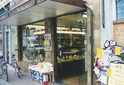 605954 Gezicht op de winkelpui van Vishandel Vos (Damstraat 32) te Utrecht.